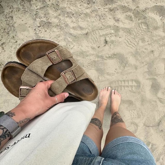 Arizona Soft Footbed Suede Leather in Color Taupe | BIRKENSTOCK Norway