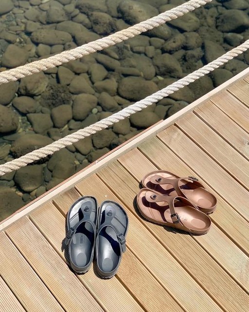 Gizeh / ギゼ」（EVA、メタリックアンスラサイト）| BIRKENSTOCK（日本）